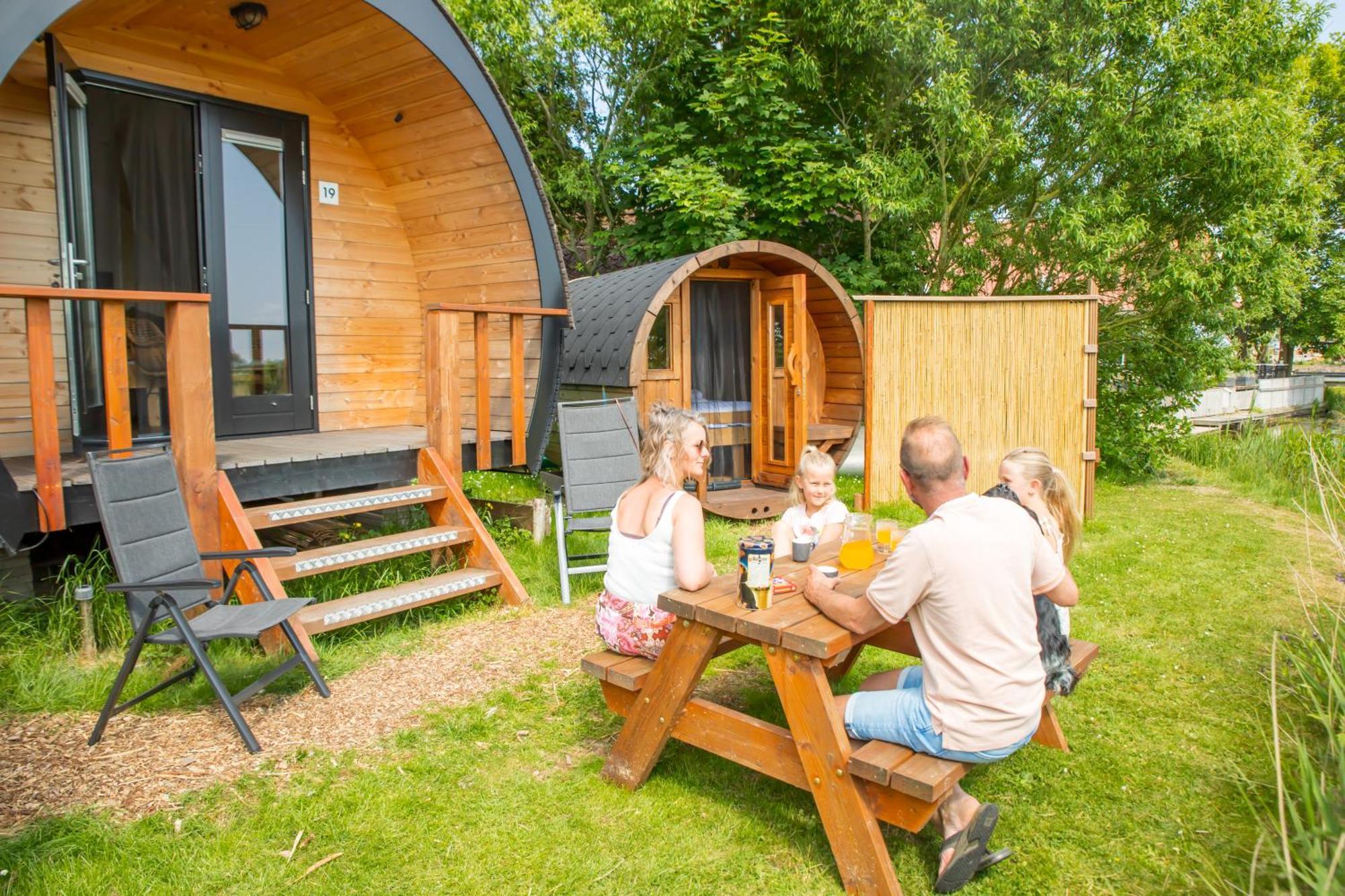 Pod Hotelkamer Aan Het Water Dokkum Bagian luar foto